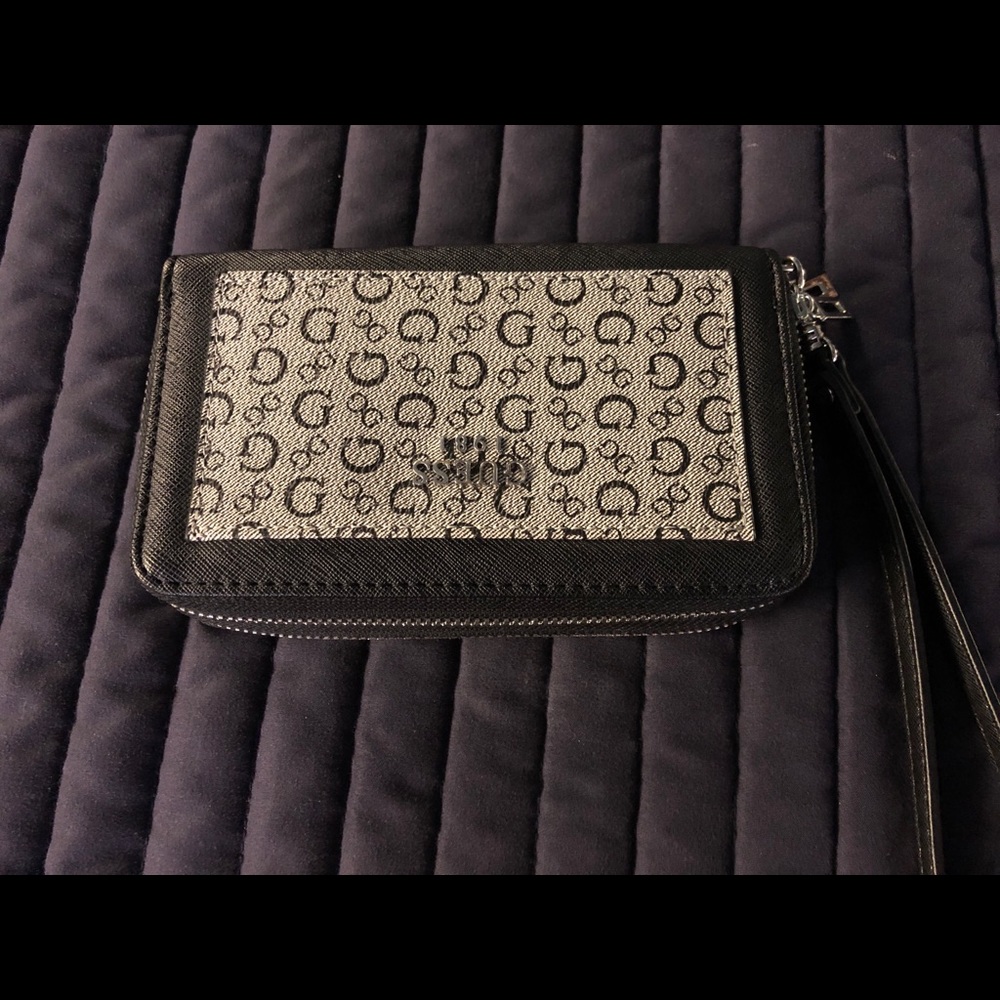 Guess - Black & White Zipper Wristlet